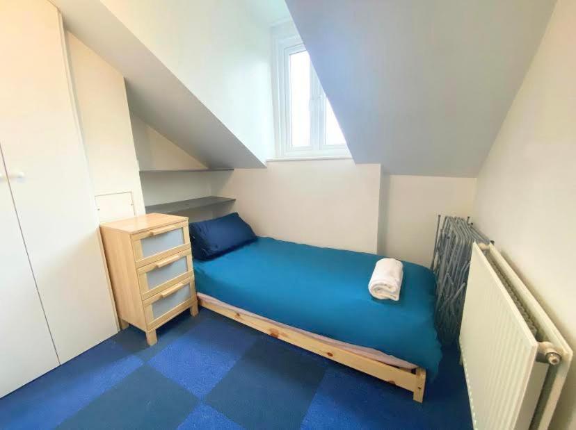 3 Bed Flat * Londra